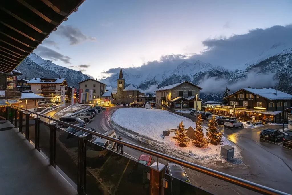 Aussicht vom Hotelzimmer Mountain Lodge in Grächen, am Abend